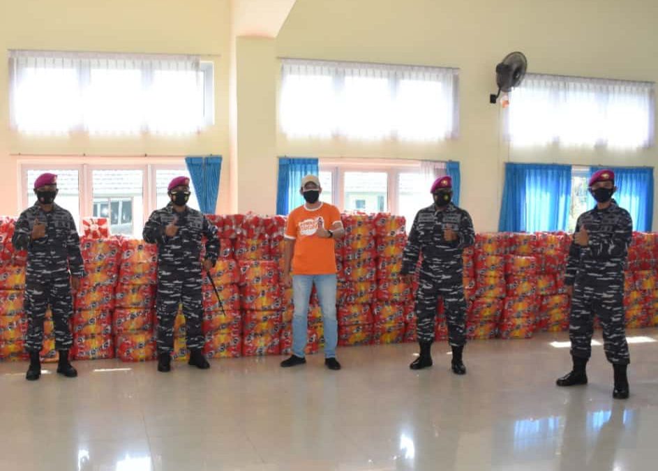 BANTUAN SOSIAL 500 PAKET SEMBAKO DAN AIR MURNI CLEO BERSAMA BATALYON ARHANUD 2 MARINIR SURABAYA
